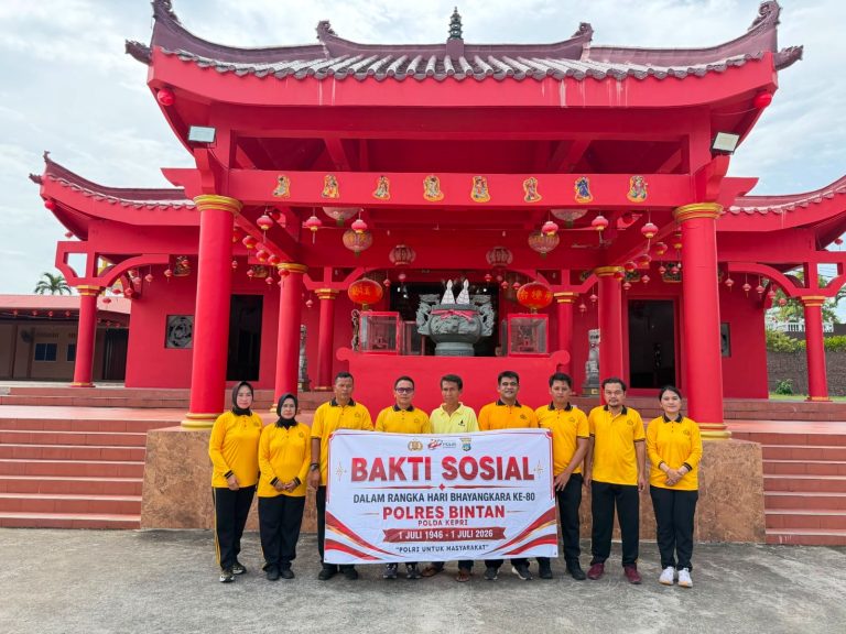 Sambut Hari Bhayangkara ke-80, Polsek Bintan Utara gelar bakti sosial bersihkan tempat ibadah dan perkuat kebersamaan
