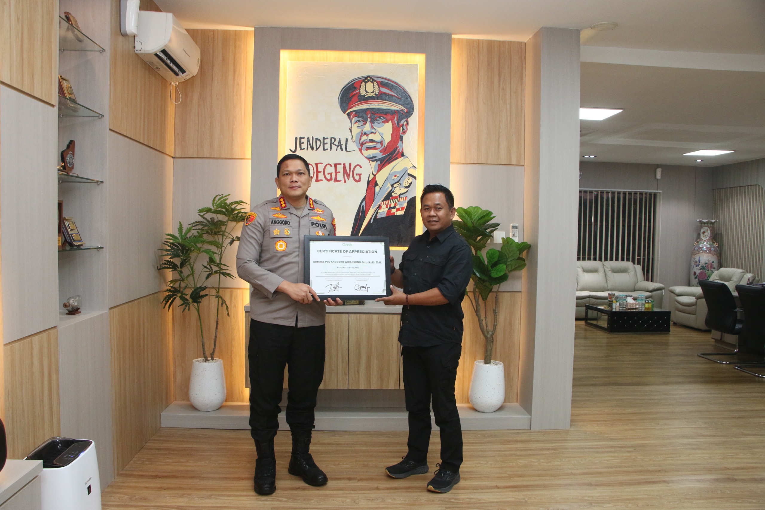 Polresta Barelang Terima Penghargaan dari Grab Indonesia atas Profesionalisme Penanganan Perkara Warga Negara Asing