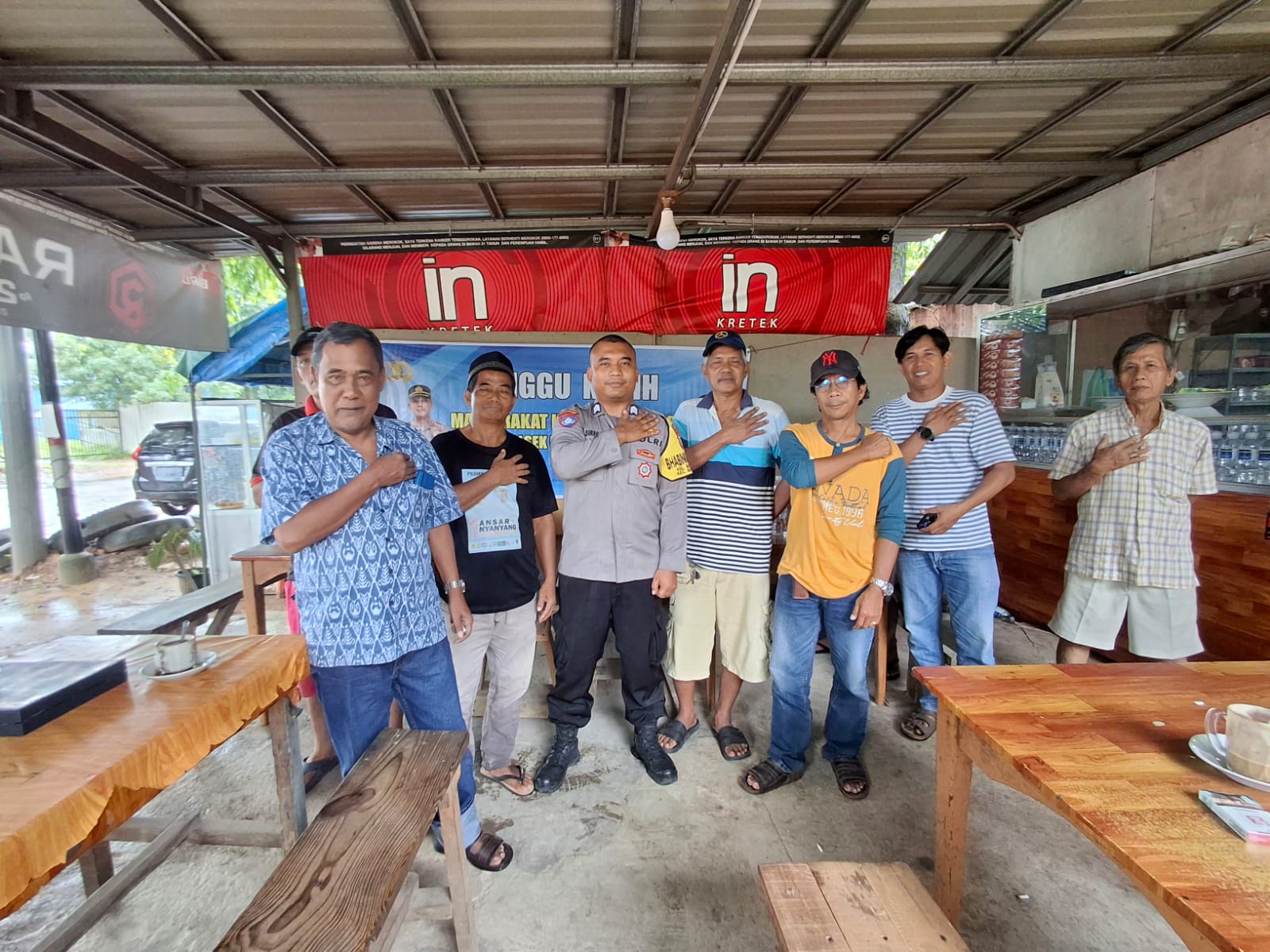 Minggu Kasih Kamtibmas Polsek Batu Ampar warga batu merah : Mari Ciptakan Kamtibmas Kondusif Wilayah Batu Ampar , Call 110 layanan polisi 