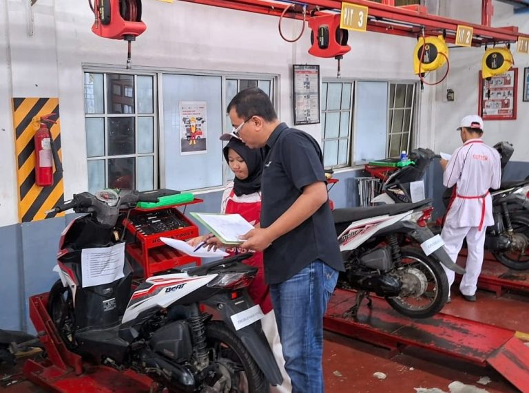 74 Siswa TSM SMKN 3 Batam Jalani UKK Berstandar Industri Honda