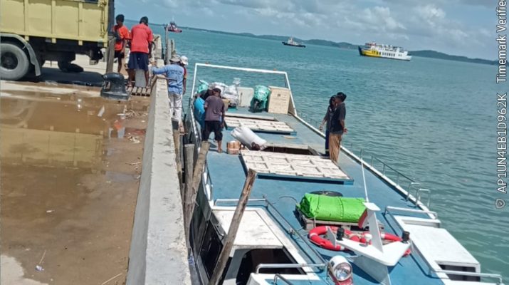 Bongkar Muat Paket Ekspedisi di Pelabuhan Sagara Tanpa Pengawasan, Ada Apa?