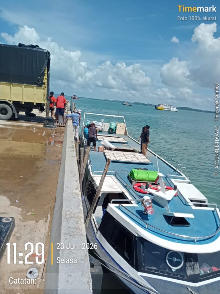 Bongkar Muat Paket Ekspedisi di Pelabuhan Sagara Tanpa Pengawasan, Ada Apa?