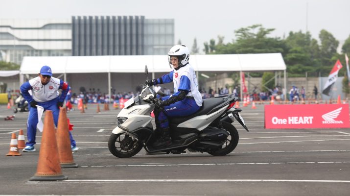 Perempuan Pengendara Motor Wajib Tahu, Ini 5 Tips Aman di Jalan