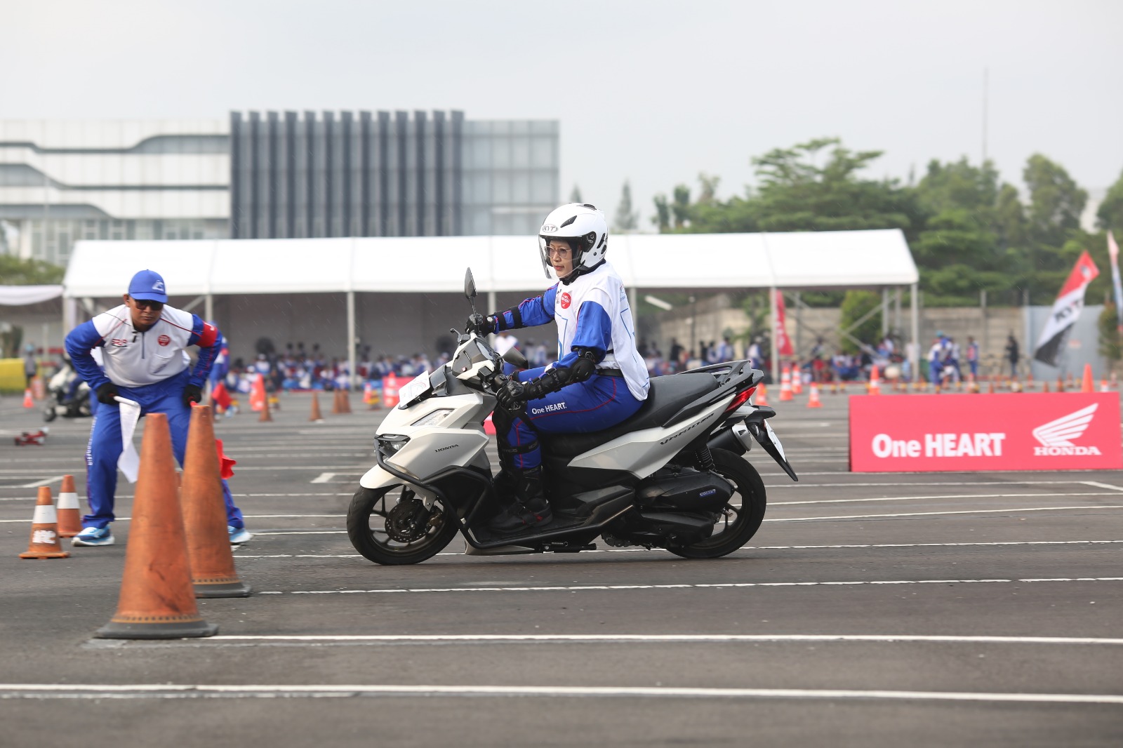 Perempuan Pengendara Motor Wajib Tahu, Ini 5 Tips Aman di Jalan