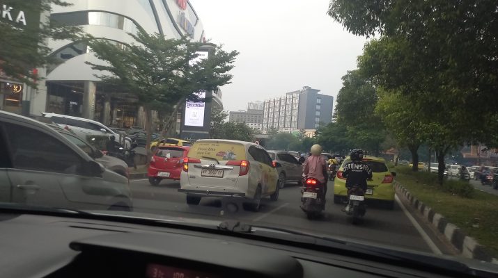PARKIR SEMBARANGAN DI HALTE GRAND MALL BATAM PICU MACET! WARGA TANYA: KEMANA DISHUB?