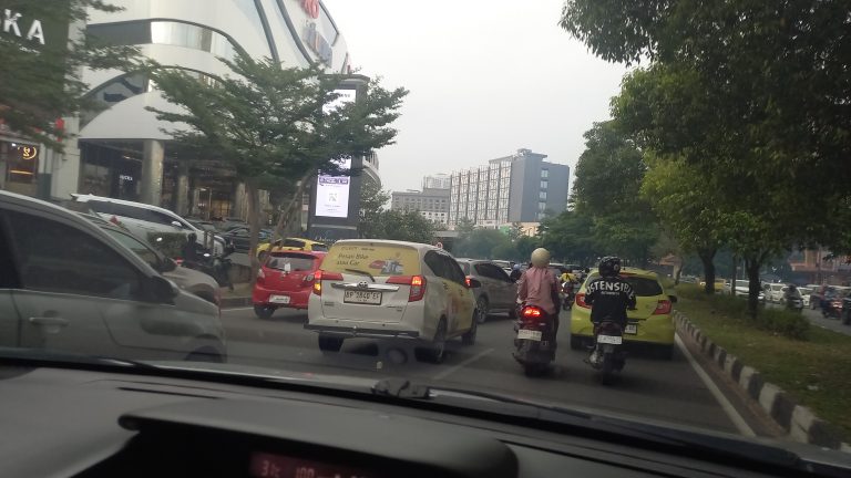 PARKIR SEMBARANGAN DI HALTE GRAND MALL BATAM PICU MACET! WARGA TANYA: KEMANA DISHUB?