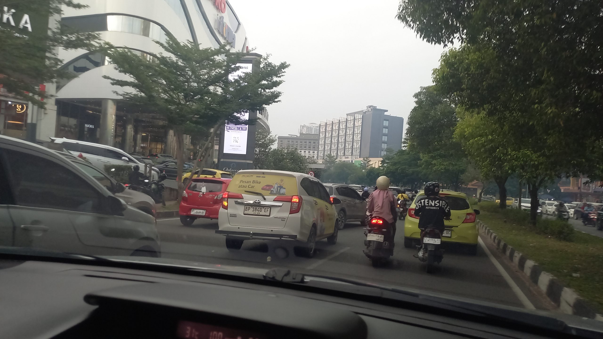 PARKIR SEMBARANGAN DI HALTE GRAND MALL BATAM PICU MACET! WARGA TANYA: KEMANA DISHUB?