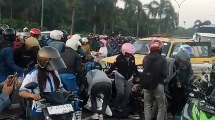 Batam Gempar! 8 Motor Ringsek Dihantam Mitsubishi Strada