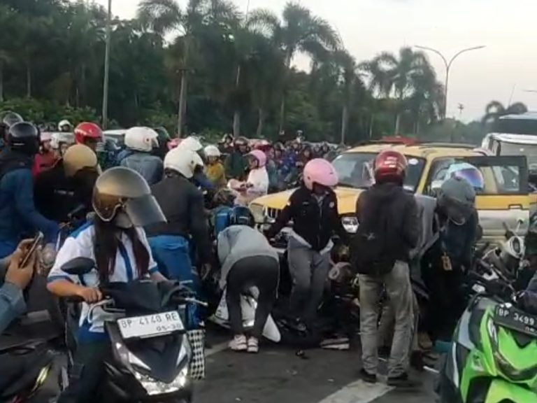 Batam Gempar! 8 Motor Ringsek Dihantam Mitsubishi Strada