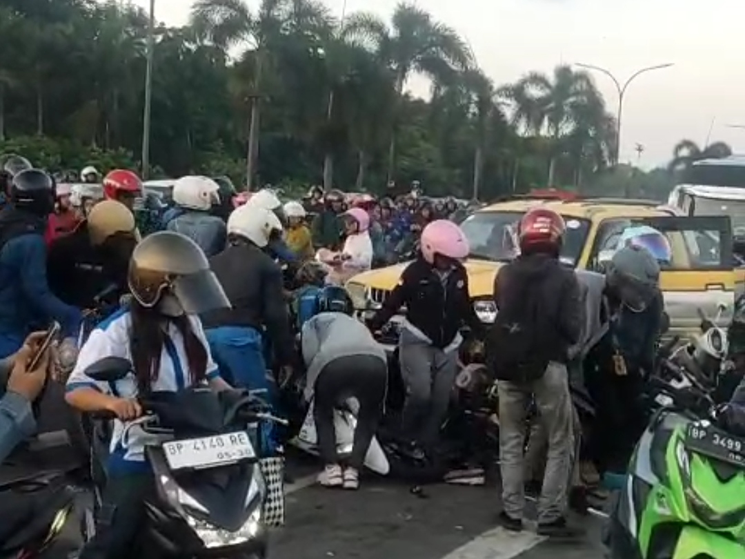 Batam Gempar! 8 Motor Ringsek Dihantam Mitsubishi Strada