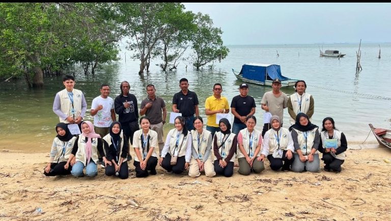 Mahasiswa Universitas Negeri Malang Jalankan Program BBM di Batu Besar, Tanam Mangrove sebagai Upaya Cegah Abrasi