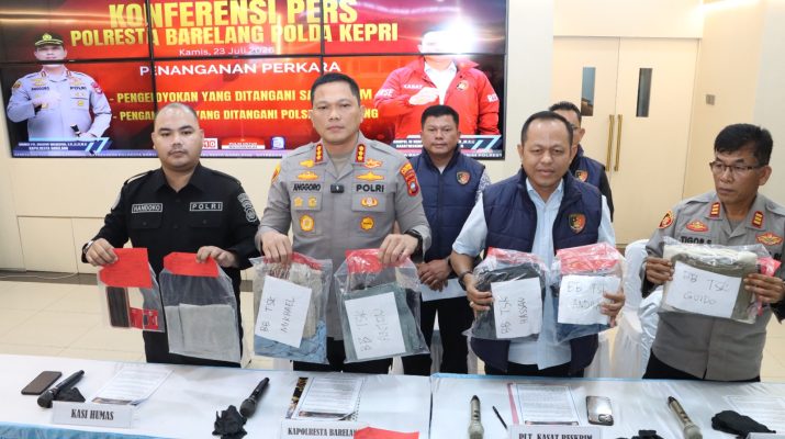 Kapolresta Barelang Pimpin Konferensi Pers Penanganan Kasus Pengeroyokan dan Penganiayaan yang Viral di Media Sosial