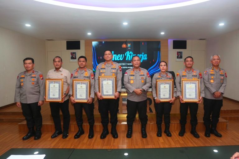 ‎Kapolda Kepri Serahkan Piagam Penghargaan Kapolri Kepada Lima Satuan Kerja Peraih Predikat Pelayanan Prima