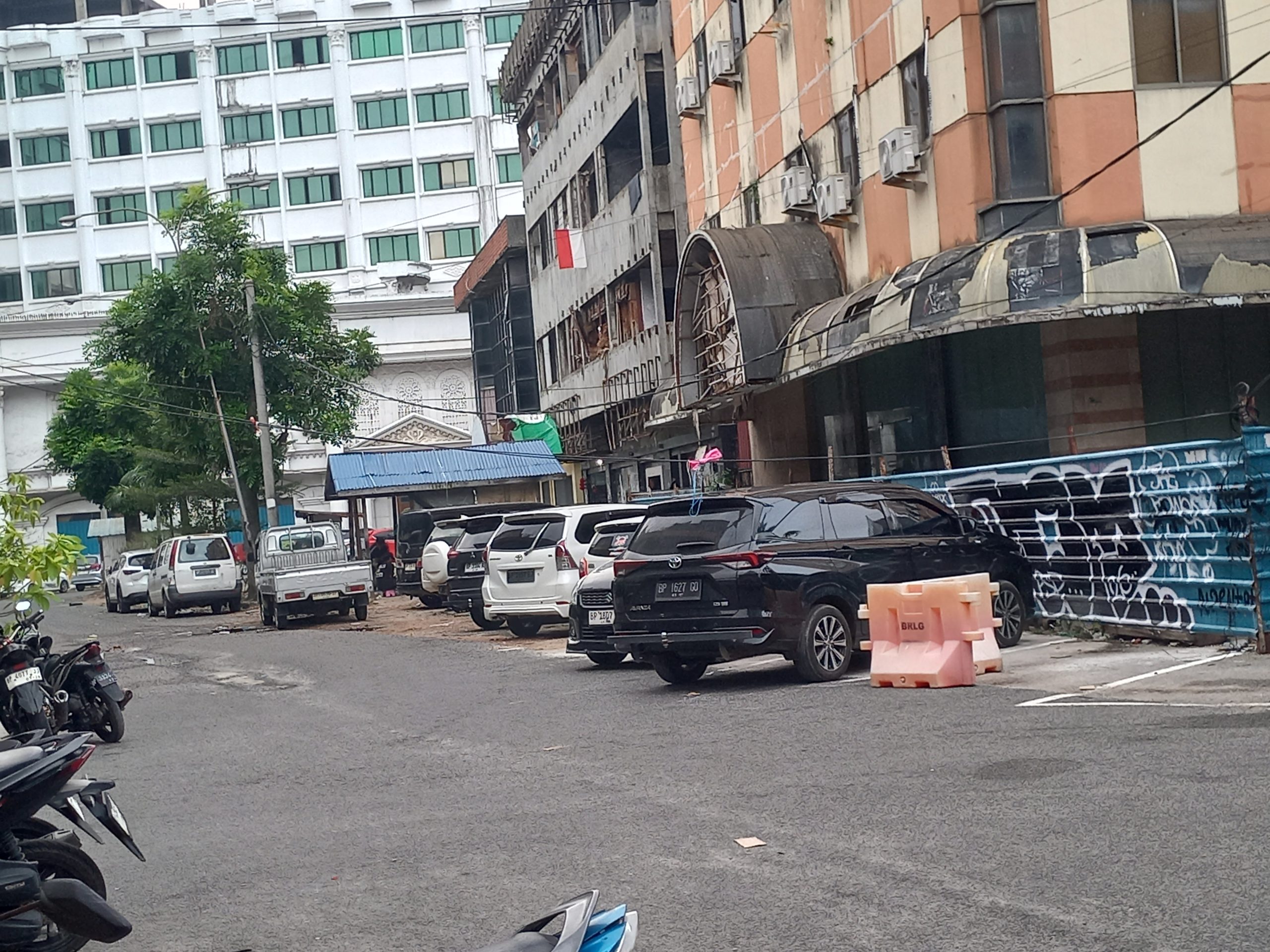 Kabel WiFi Melintang di Samping Hotel Travel Jodoh Batam Bahayakan Pengendara, Warga Tuntut Tindakan