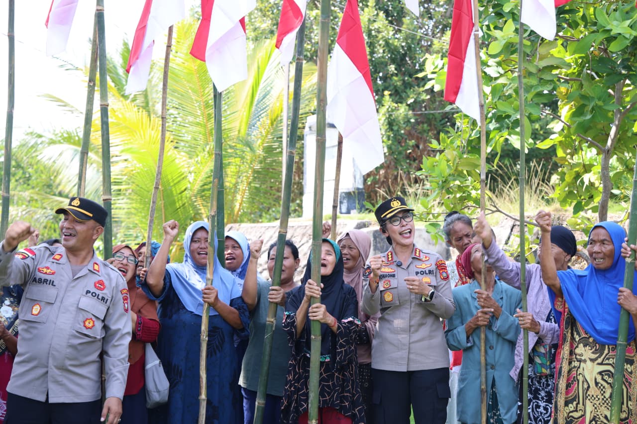 ‎Semarakkan Hut Ke-81 Kemerdekaan RI, Bidhumas Polda Kepri Bersama Insan Pers Bagikan Ratusan Bendera Merah Putih Dan Bantuan Sosial