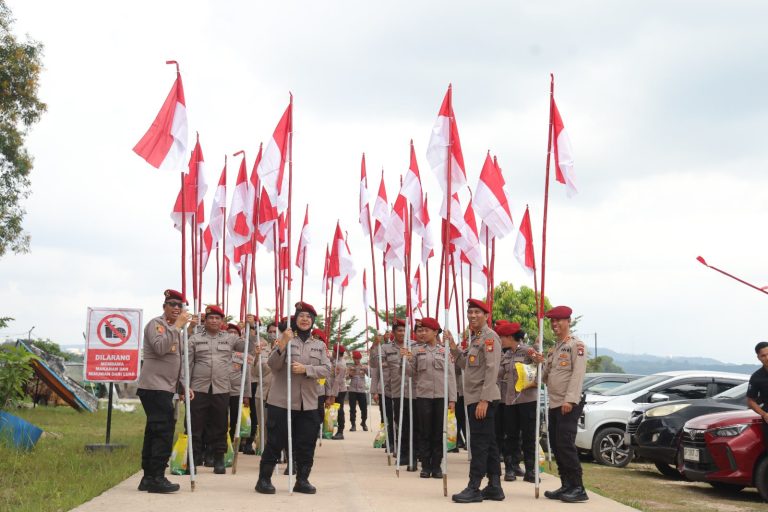 Ditresnarkoba Polda Kepri Bagikan Bendera Merah Putih Dan Sembako Kepada Masyarakat Tanjung Uma
