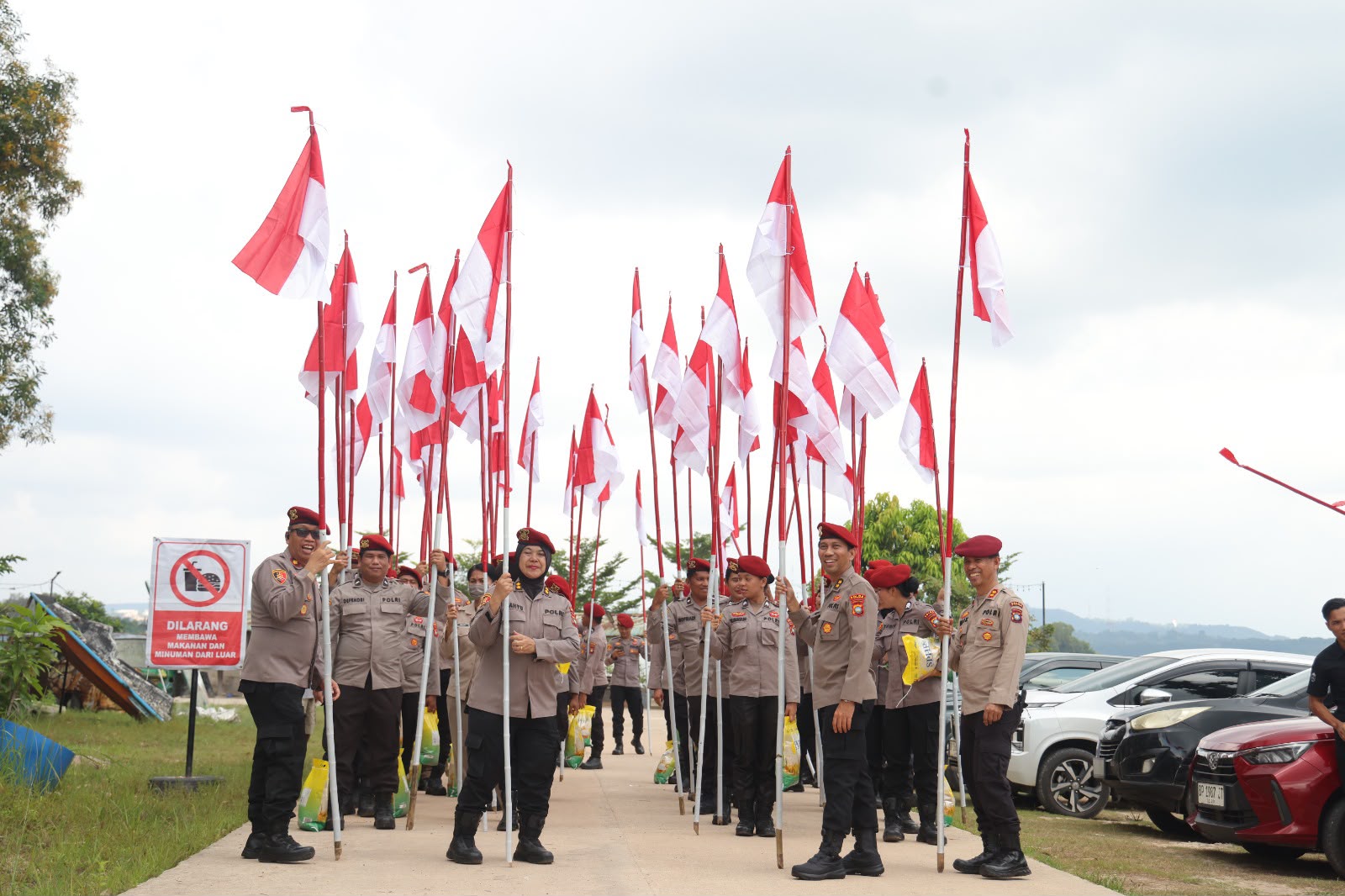 Ditresnarkoba Polda Kepri Bagikan Bendera Merah Putih Dan Sembako Kepada Masyarakat Tanjung Uma