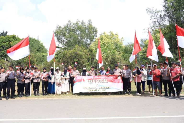 ‎DIRPAMOBVIT POLDA KEPRI BAGIKAN 2.001 BENDERA MERAH PUTIH DAN SEMBAKO KEPADA MASYARAKAT DALAM RANGKA HUT KE-81 KEMERDEKAAN REPUBLIK INDONESIA