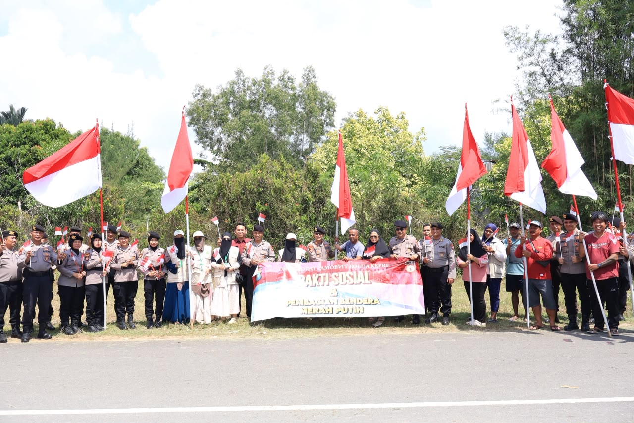 ‎DIRPAMOBVIT POLDA KEPRI BAGIKAN 2.001 BENDERA MERAH PUTIH DAN SEMBAKO KEPADA MASYARAKAT DALAM RANGKA HUT KE-81 KEMERDEKAAN REPUBLIK INDONESIA