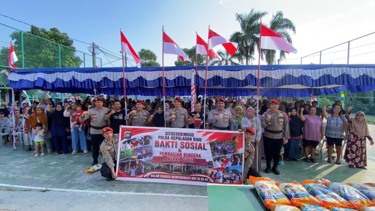 ‎DITRESKRIMSUS POLDA KEPRI BAGIKAN DAN PASANG BENDERA MERAH PUTIH BERSAMA MASYARAKAT, PERKUAT SEMANGAT KEBANGSAAN