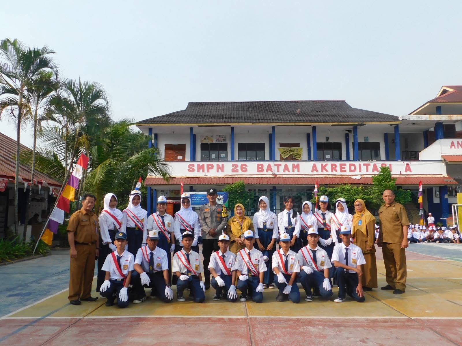 Bhabinkamtibmas Buliang Hadiri Upacara Bendera, Sampaikan Pesan Kamtibmas kepada Pelajar SMPN 26 Batam