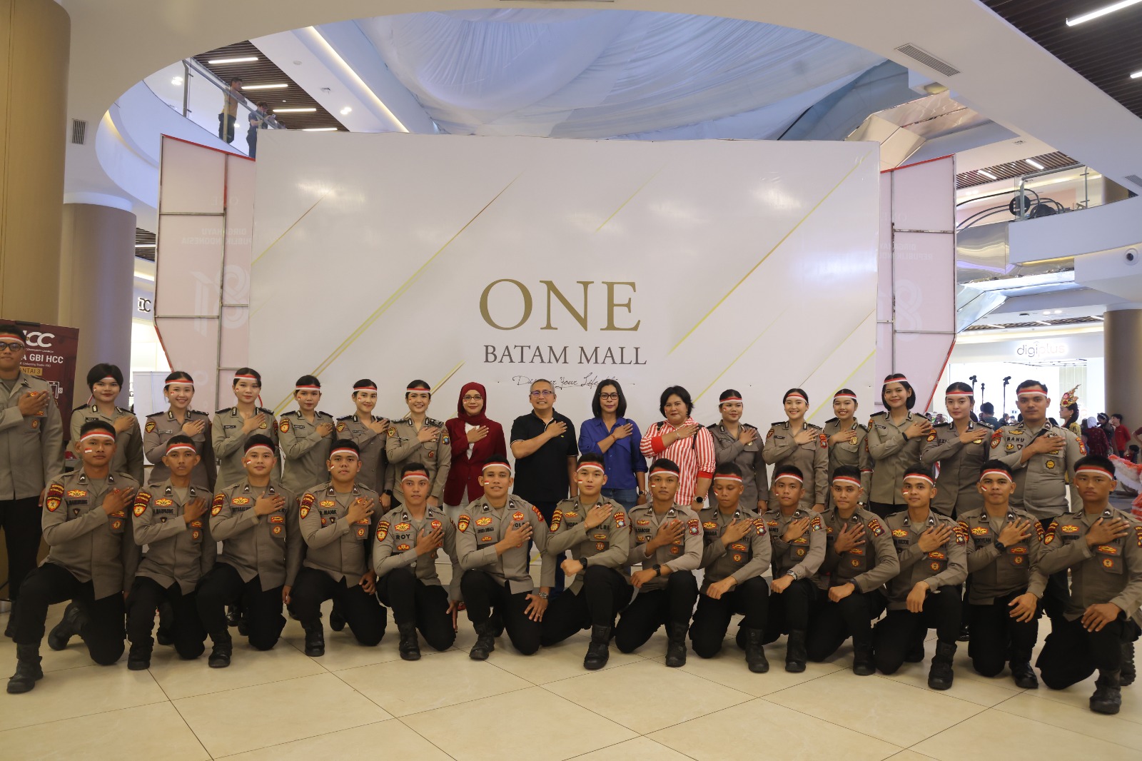 Semarakkan Hut Ke-81 RI, Paduan Suara Polda Kepri Meriahkan Harmoni Merdeka Di One Batam Mall