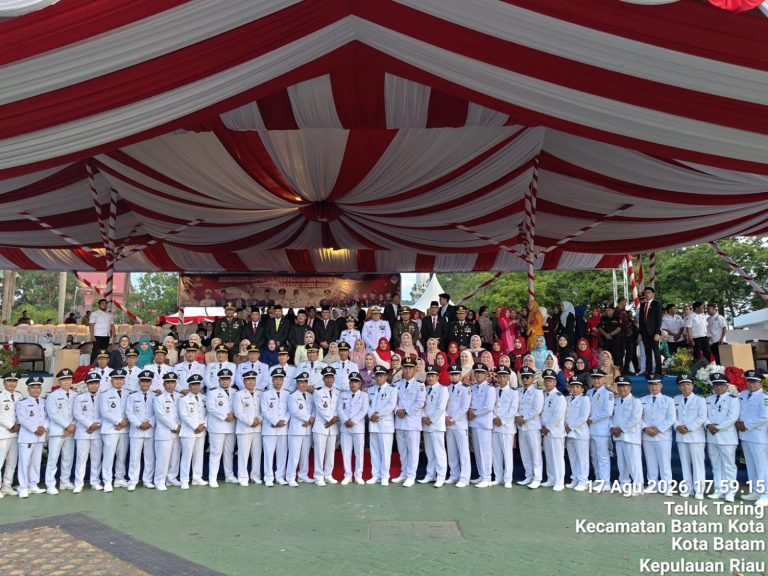 Polresta Barelang Hadiri Penurunan Bendera Merah Putih dalam Rangka HUT Ke-81 Kemerdekaan RI