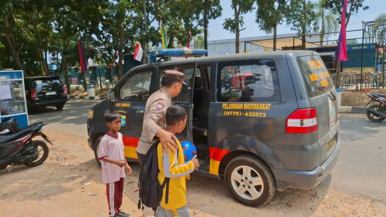 Polsek Batu Ampar mewujudkan aksi Nyata : Inovasi “Si Amru” Kawal Murid SD Negeri 002 Tanjung Sengkuang Pulang Sampai Depan Pintu Rumah