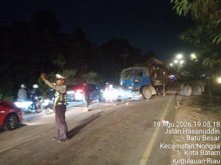 Unit Lantas dan Samapta Polsek Nongsa Lakukan Penanganan Cepat Laka Tunggal Truk Crane di Batu Besar