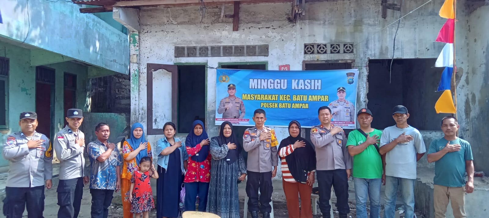 Minggu Kasih Kamtibmas Polsek Batu Ampar dengan warga kampung seraya : Mari Ciptakan Kamtibmas Kondusif Wilayah Batu Ampar , Call 110 layanan polisi 