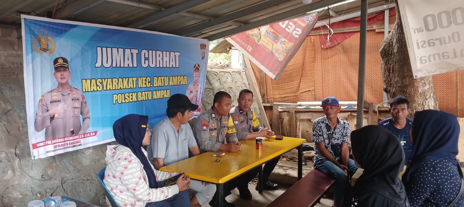 Dalam kegiatan Rutin Jumat Curhat Kamtibmas Polsek batu ampar dengan warga batu merah : Penting Nya Terus Bersinergi Jaga Situasi Kamtibmas, Call center Layanan Polisi 110 