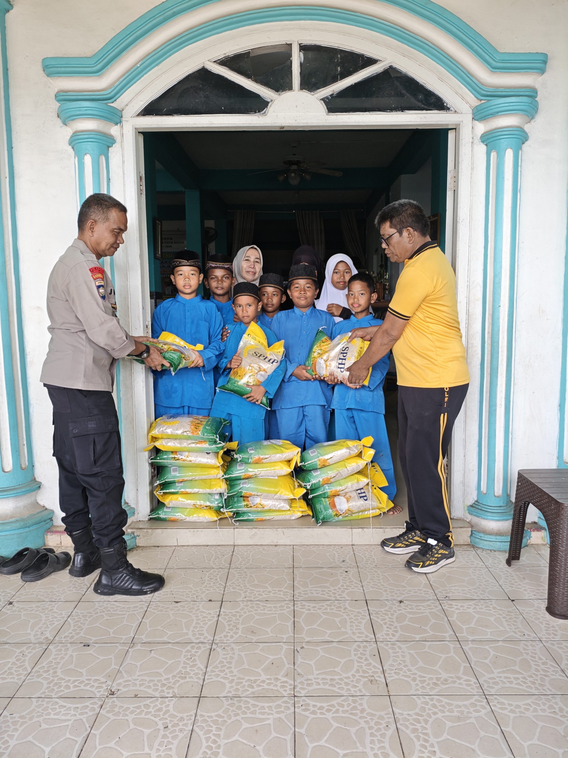 Ditbinmas Polda Kepri Salurkan Bantuan Beras Kepada Panti Asuhan Miftahul Ulum Di Batam