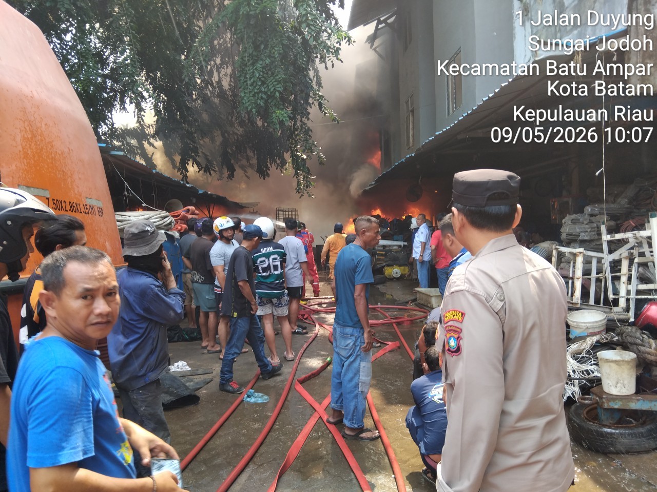 Respons Cepat Polsek Batu Ampar Bersama Tim Terpadu Tangani Peristiwa Kebakaran Gudang Besi Tua RR Jaya di Sungai Jodoh