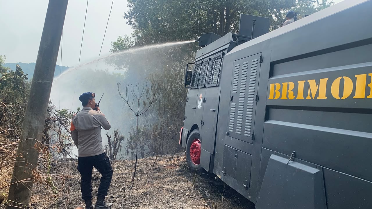 Respon Cepat Karhutla, Polda Kepri Padamkan Kebakaran Lahan Di Galang Dan Nongsa