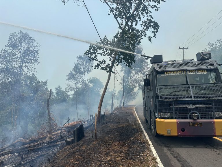 POLRES LINGGA BERSAMA TNI DAN MASYARAKAT SIGAP TANGANI KARHUTLA DI SEJUMLAH WILAYAH