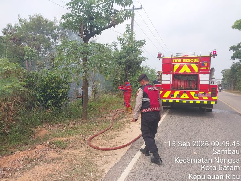 Polsek Nongsa Respon Cepat Aduan Masyarakat, Kebakaran Semak Belukar di Jalan Sambau Berhasil Dipadamkan
