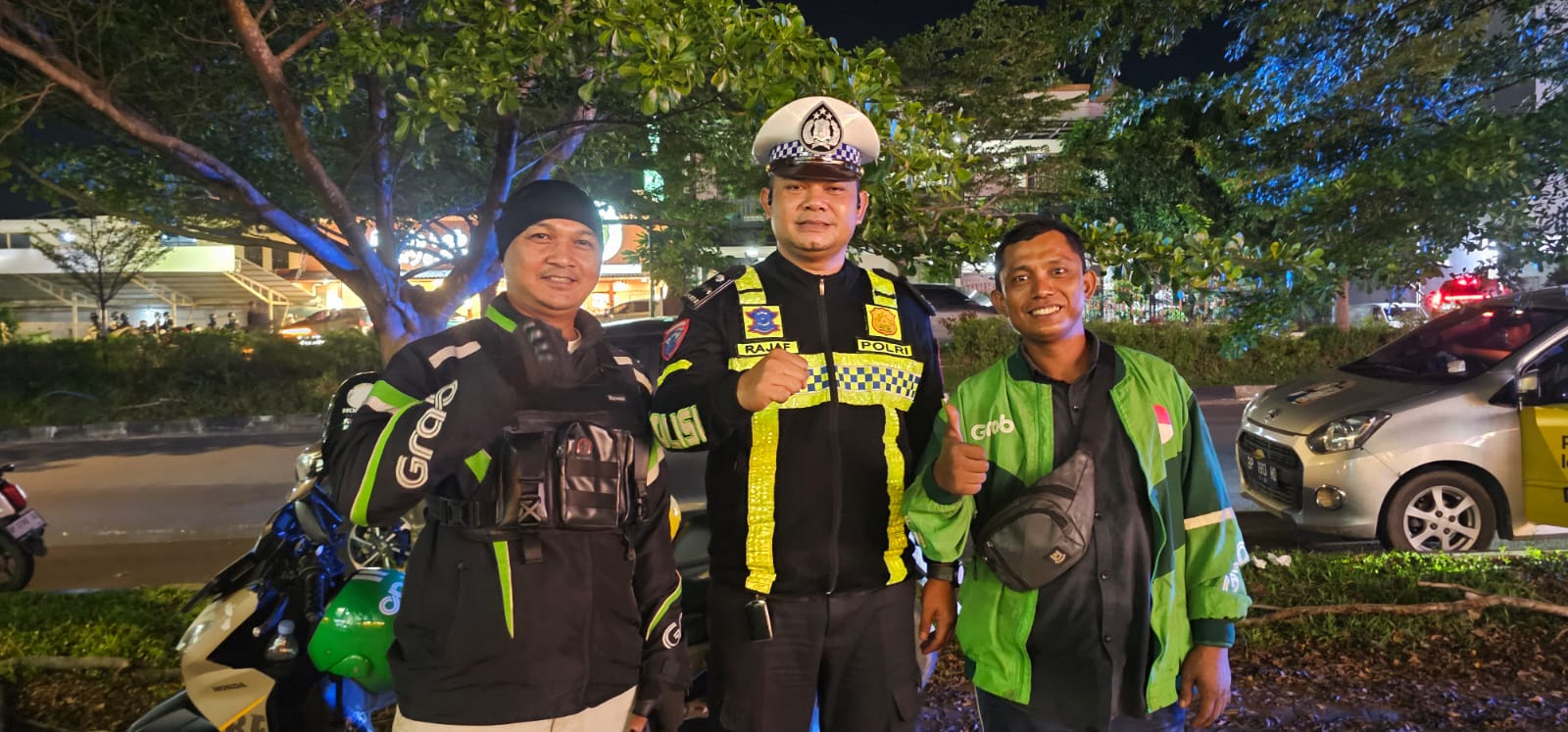 Patroli Malam Satlantas Polresta Barelang Sambangi Driver Gojek, Imbau Keselamatan Berkendara di Tengah Asap Karhutla