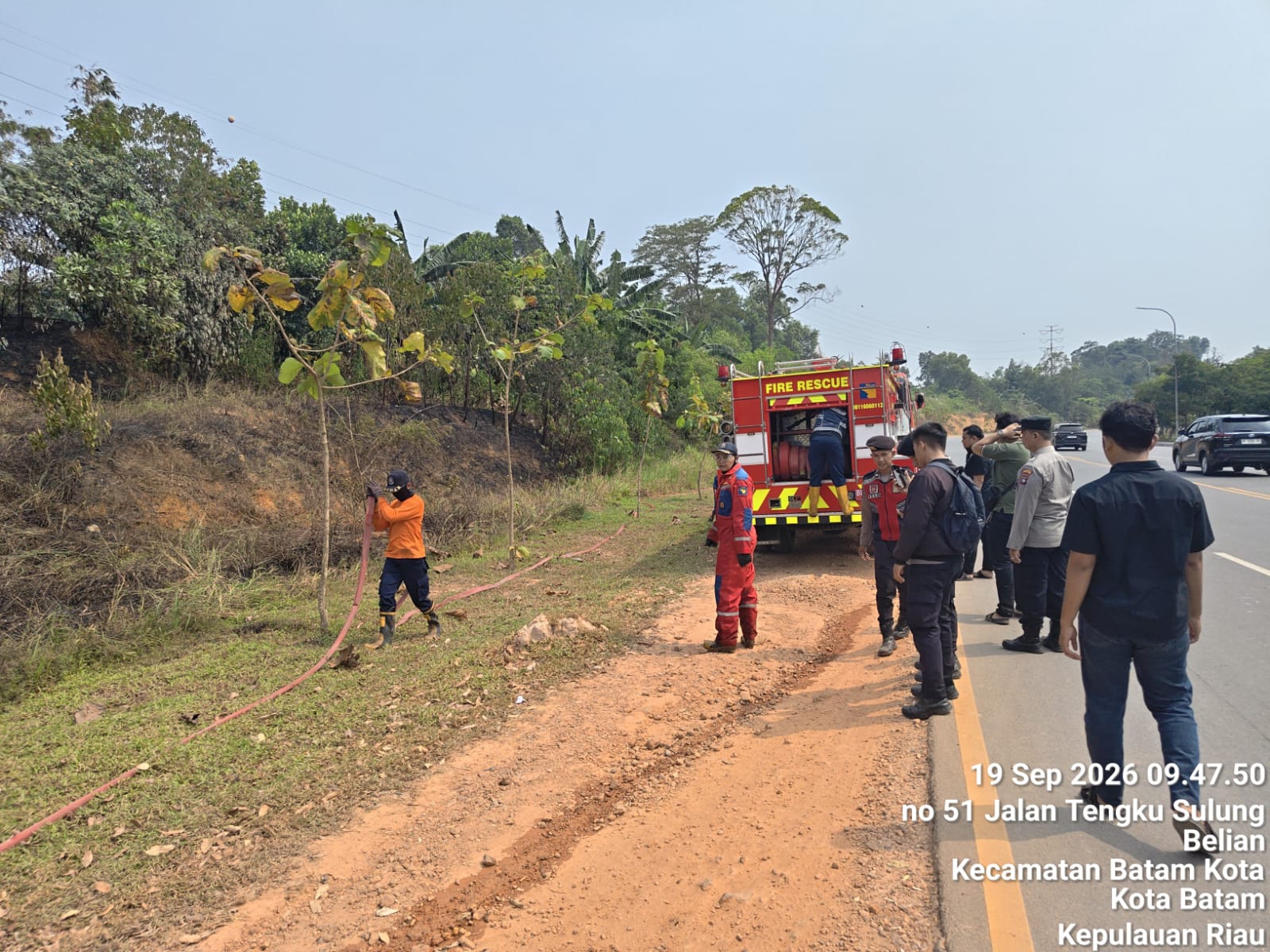 Polsek Batam Kota bersama Damkar BP Batam Sigap Tangani Kebakaran Ilalang di Lahan Kosong Barcelona Residen