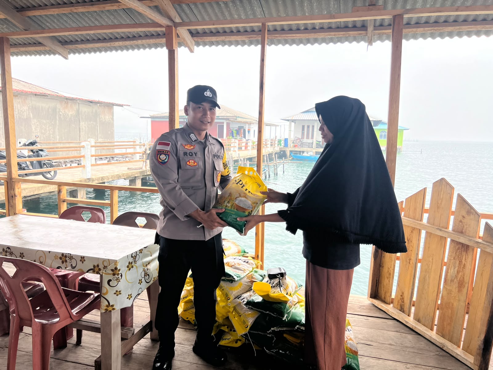 Gerakan Pangan Murah Polsek Belakang Padang dan Bulog, 230 Kilogram Beras SPHP Ludes Terjual IMG-20261015-WA0159
