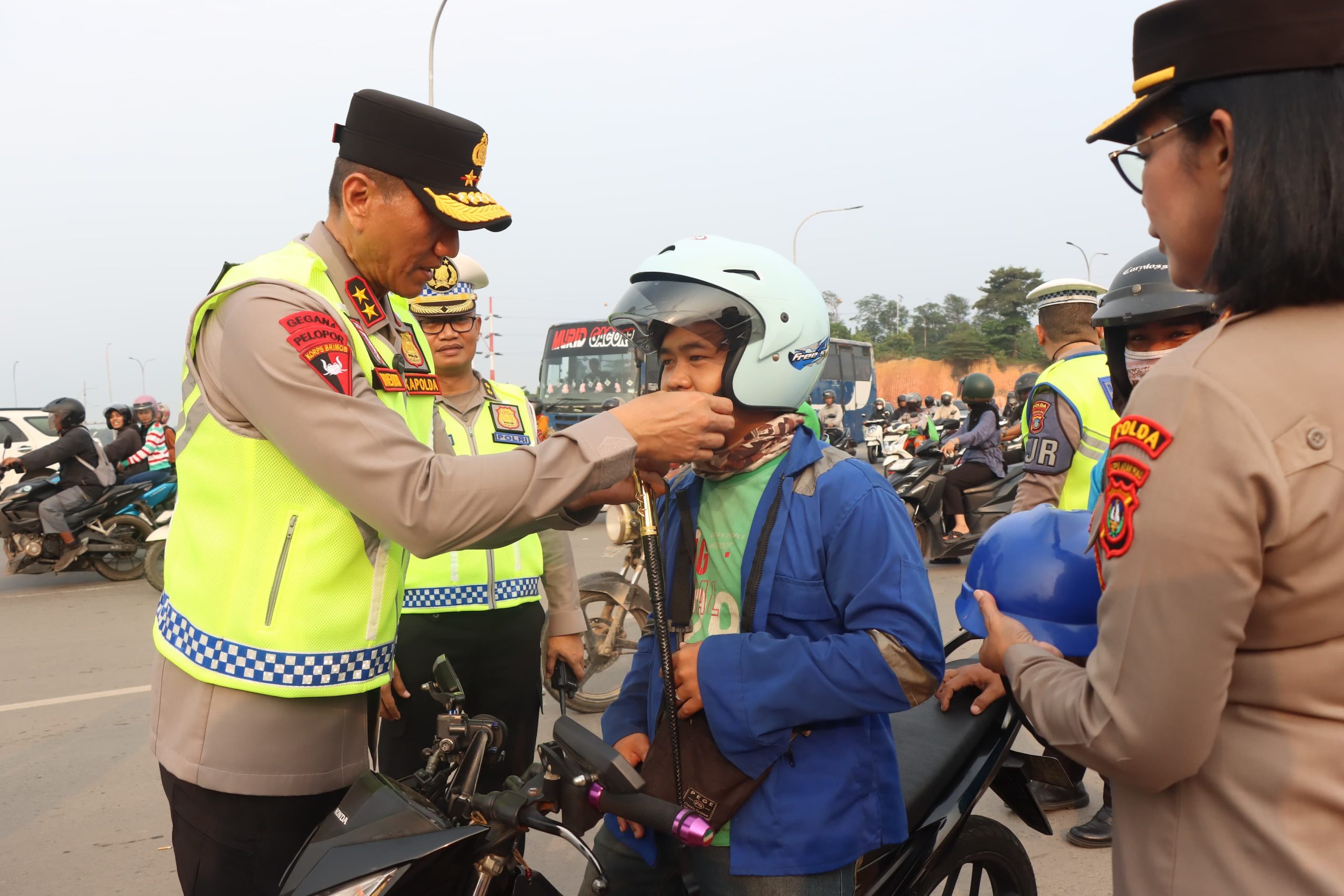 KAPOLDA DAN WAKAPOLDA KEPRI TURUN LANGSUNG ATUR LALU LINTAS, WUJUDKAN RUANG PUBLIK YANG AMAN