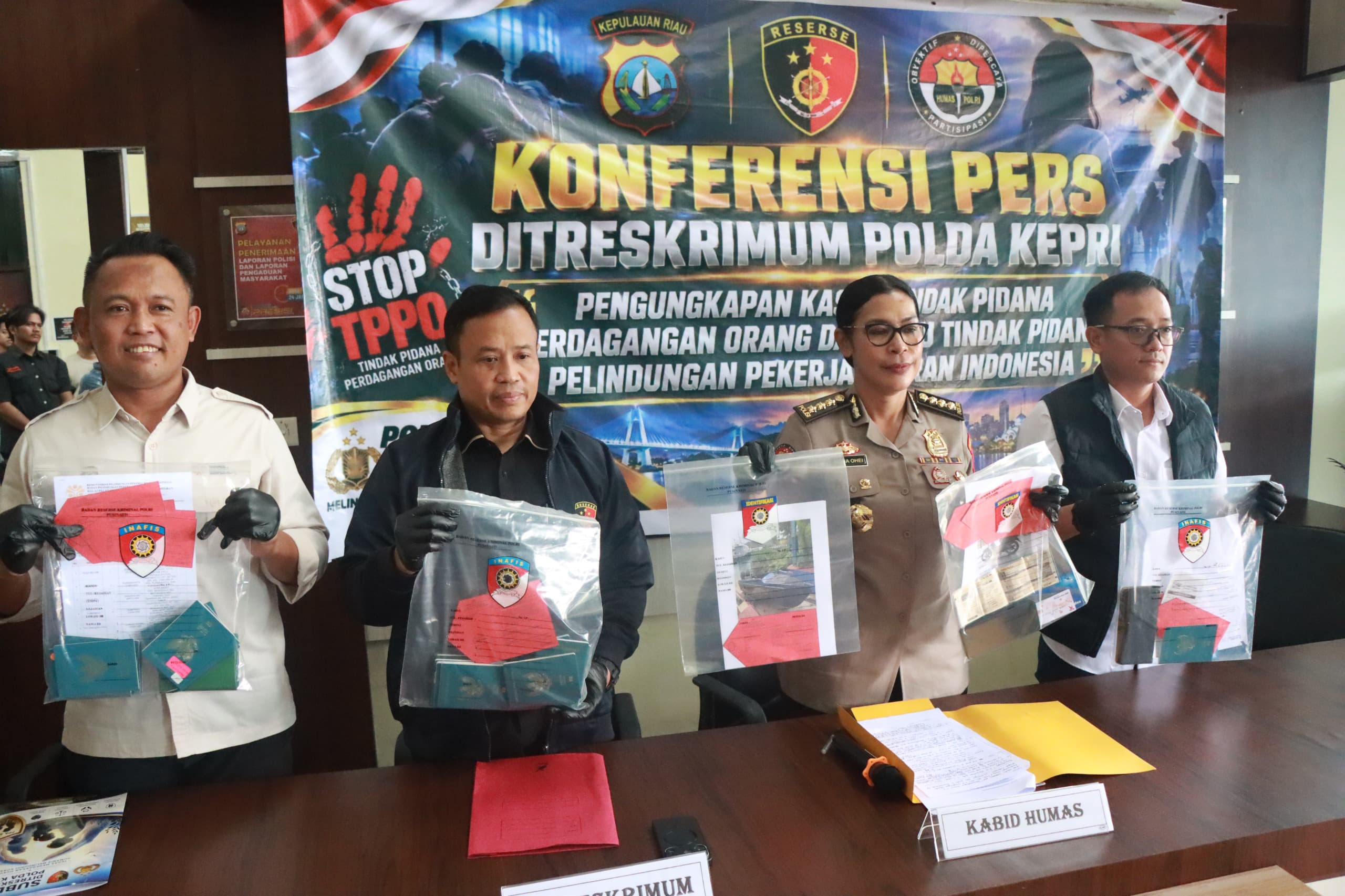 ‎BERHASIL UNGKAP TIGA KASUS PMI NONPROSEDURAL, DITRESKRIMUM POLDA KEPRI TETAPKAN ENAM TERSANGKA