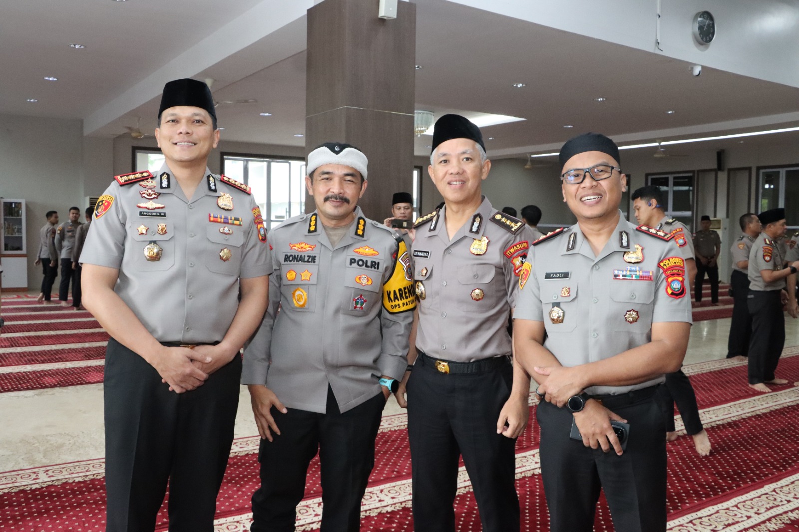 Kapolresta Barelang Dampingi Kapolda Kepri dalam Kegiatan Jumat Keliling dan Penyampaian Imbauan Kamtibmas di Masjid Al Azhar